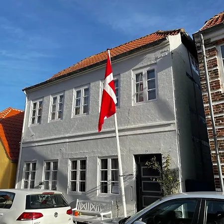 Homestay Hyggeligt Stort Vaerelse Midt I Ribes Gamle Bydel *